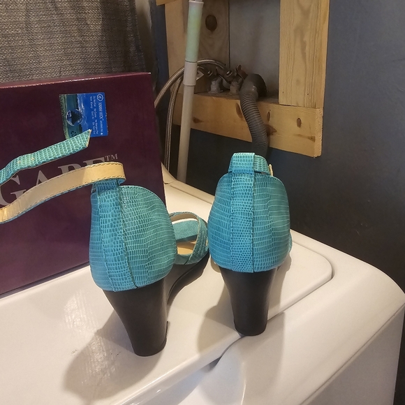 Brand new in box Turquoise pumps - Picture 2 of 5